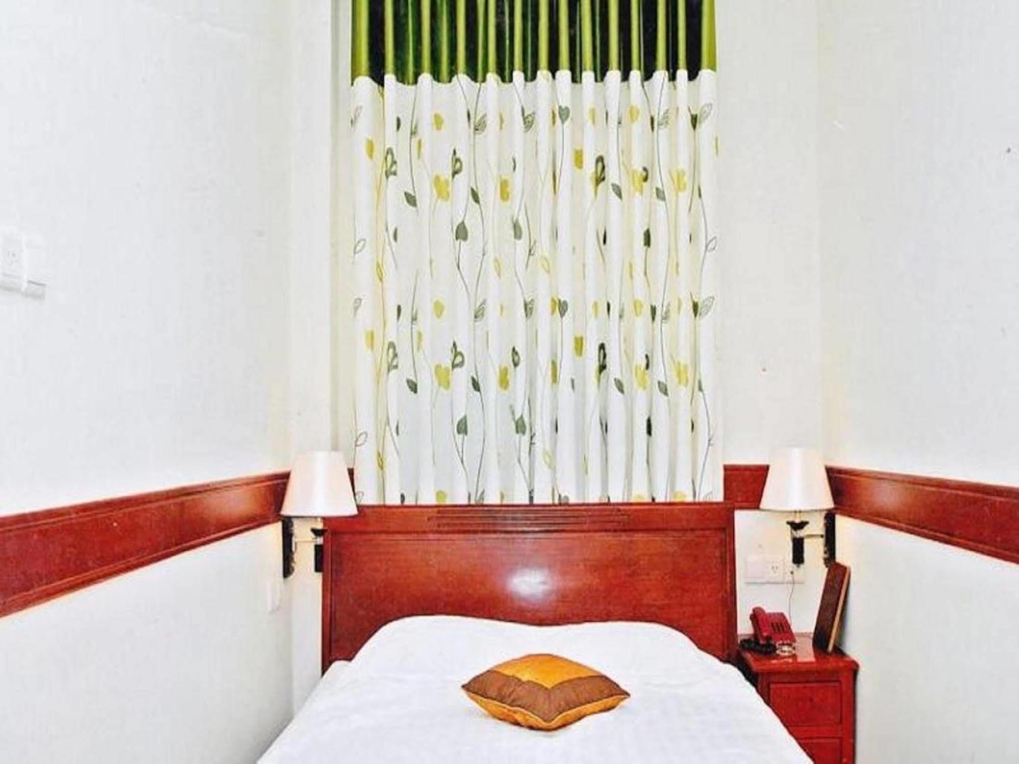 Hoang Thanh Thuy Airport Hotel 1 - Gan Am Thuc Dem Cho Hoang Hoa Tham Ho Chi Minh-staden Exteriör bild